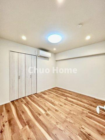 なぎさニュータウン5号棟の寝室|【寝室】心と体をゆったりと安らげる主寝室。寝室のゆとりが大きい分だけ、暮らしの安らぎは深まります。一日の疲れを癒すだけでなく、ご夫婦の親密な語らいを紡ぎ出します