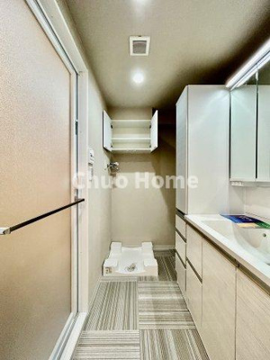 【ランドリースペース】 | なぎさニュータウン5号棟 | 【ランドリースペース】担当者がスケールを持ち歩いておりますので、ご見学時には現在お使いの洗濯機などがきちんと収まるかなどもチェックして下さい。見学前に測っておくと非常に便利だと思います。