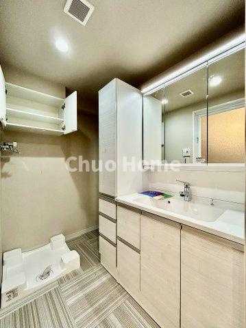 なぎさニュータウン5号棟の脱衣所|【洗面所】明るい洗面所は朝をすっきりさせてくれる空間です。バタバタしている忙しい朝でも収納が多い洗面台では短い時間で効率良く支度ができます。