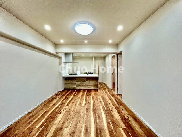 なぎさニュータウン5号棟の居間・リビング|【居間・リビング】「ＬＤＫは家族団らんをデザイン」広いＬＤＫでは家族が集まり一緒の時間を過ごせる工夫がされております。何気ない一日の当たり前のひとコマがいつか一生の宝物になります