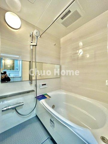 なぎさニュータウン5号棟の浴室|【バスルーム】暖房換気乾燥機付きシステムバスルーム。暖房・冷風・換気・乾燥など、毎日を快適に過ごせるうれしい機能が揃っています。雨の日の洗濯物も安心です。