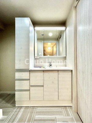 【独立洗面台】 | なぎさニュータウン5号棟 | 【洗面化粧台】洗面化粧台には三面鏡を採用。身だしなみを整えやすい事はもちろんですが、鏡の後ろに収納スペースを設ける事により、散らかりやすい洗面スペースをすっきりさせる事が出来るのも嬉しいですね