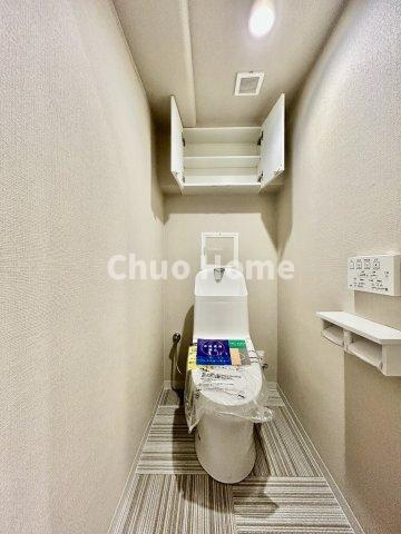 なぎさニュータウン5号棟のトイレ|【トイレ】 収納スペースをしっかりと確保した温水洗浄便座機能付きトイレ。温水洗浄便座は清潔にお使いいただくための大切なアイテムです。