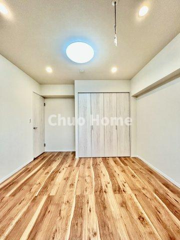 なぎさニュータウン5号棟の洋室|【洋室】快適に過ごす条件は、一人ひとり違います。だからこそ飾り過ぎないシンプルな内装と偏り過ぎないデザインで統一しております。居住していく中でオーナー様だけの【マイホーム】に創り上げて下さい