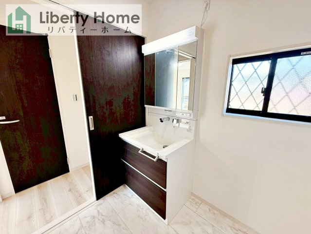 ワイウッドコート土浦市神立町第１期　新築戸建　9号棟の独立洗面台