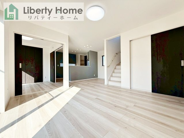 ワイウッドコート土浦市神立町第１期　新築戸建　9号棟の居間・リビング