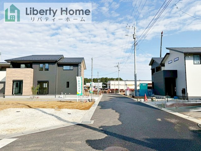 ワイウッドコート土浦市神立町第１期　新築戸建　9号棟の前面道路含む現地写真