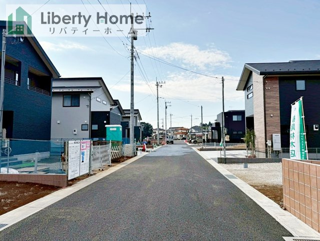 ワイウッドコート土浦市神立町第１期　新築戸建　9号棟の前面道路含む現地写真