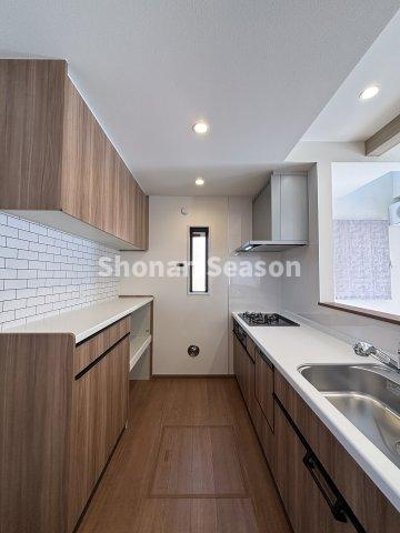 【キッチン】 | キッチン背面に食器棚が備わり、ストックや調理器具もスッキリ収納♪
