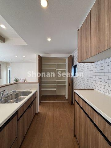 【キッチン】 | 作業スペースも広く、ご家族と一緒にお料理も楽しめます。