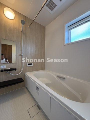 【浴室】 | 大人もゆったりくつろげる広々としたユニットバス！段差のあるバスタブは、小さなお子さまのご入浴もより一層安心感がありますね。