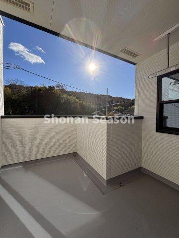 【バルコニー】 | 南向きバルコニーは、陽当たり良好で気持ち良く洗濯物が乾かせそうですね☆