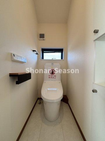 【トイレ】 | 温かな便座で、オールシーズン快適な「温水洗浄便座」を搭載！カバー要らずでお掃除も楽々◎