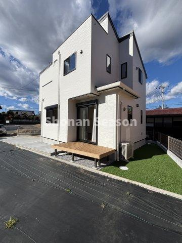 【外観】 | ウッドデッキやお庭スペース付◎おうち時間も満喫できるお住まいです。