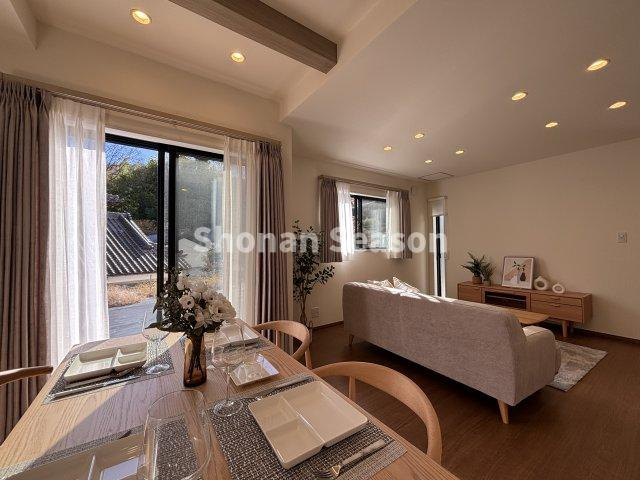 【居間・リビング】 | 南側LDKの陽光降り注ぐ明るい室内◎自然とご家族が集まります。