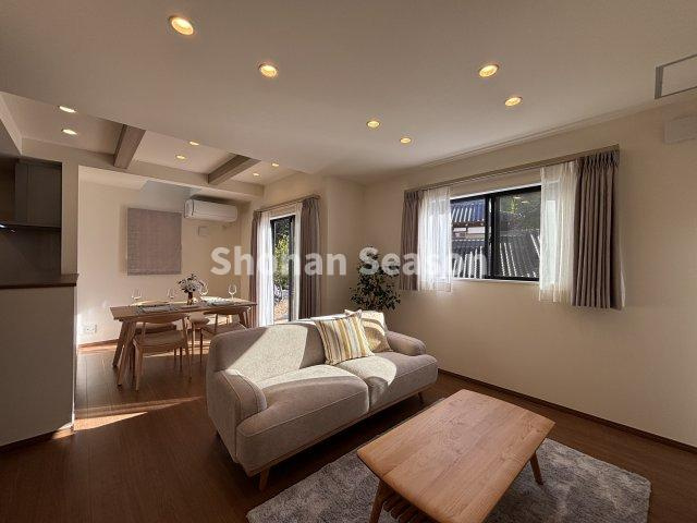 【居間・リビング】 | インテリアがディスプレイされ、新生活のイメージがしやすいですね。