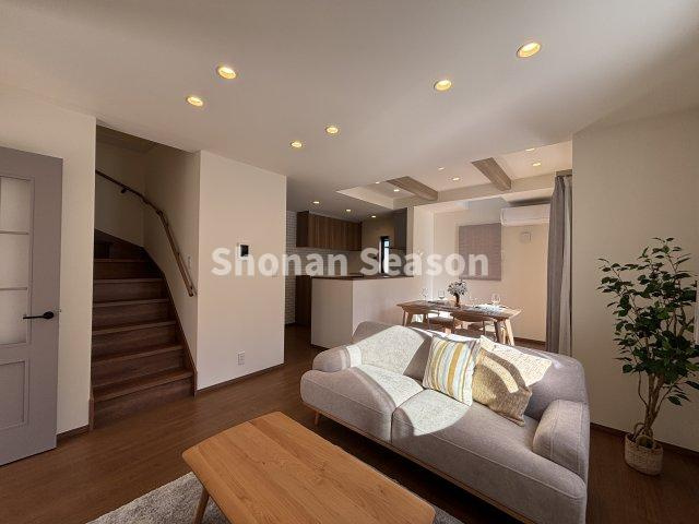 【居間・リビング】 | 帰宅するご家族の確認がしやすく、コミュニケーション良好◎人気のリビング階段を採用いたしました。