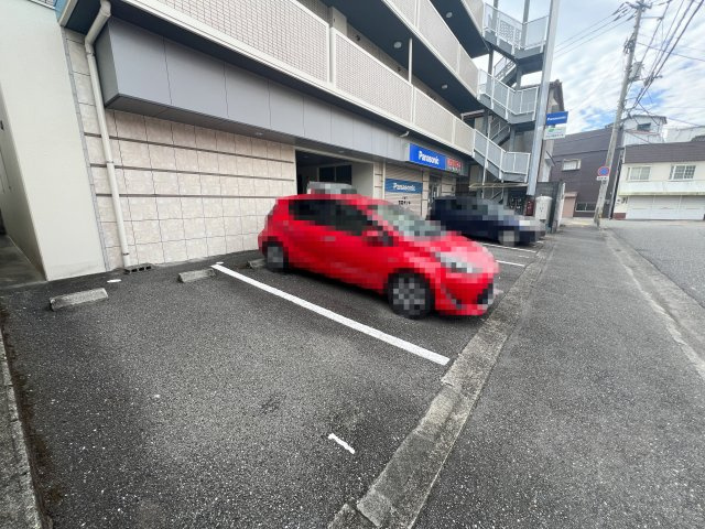 アクセスコートの駐車場