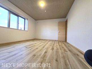 【洋室】 | 川西市けやき坂４丁目中古戸建 | ２階洋室10帖です♪出窓も有りたいへん広く感じられます！ぜひ現地でご確認ください！！