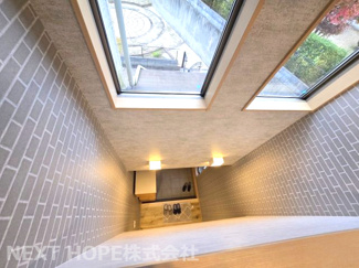 【内装】 | 川西市けやき坂４丁目中古戸建 | 玄関ホールの上部は吹き抜けになっております♪たいへん明るい空間です！！