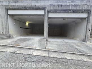 【駐車場】 | 川西市けやき坂４丁目中古戸建 | 掘り込み駐車場２台分有り♪大切な自動車を雨・風から守ってくれます！！