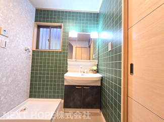 【独立洗面台】 | 川西市けやき坂４丁目中古戸建 | 新品の洗面化粧台です♪シャワー水栓で使い勝手も良いです！！洗面台横には室内洗濯機置き場もございます！