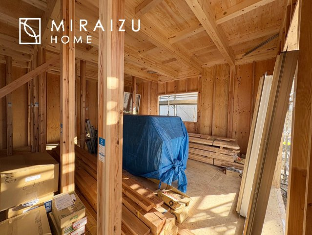 【外観】 | 青く澄み渡った綺麗な空と、陽の光をたっぷりと受ける、そんな新築住宅で新生活をスタートしてみませんか？見学・ご相談等、ミライズホーム(株)までお気軽にご連絡下さい♪