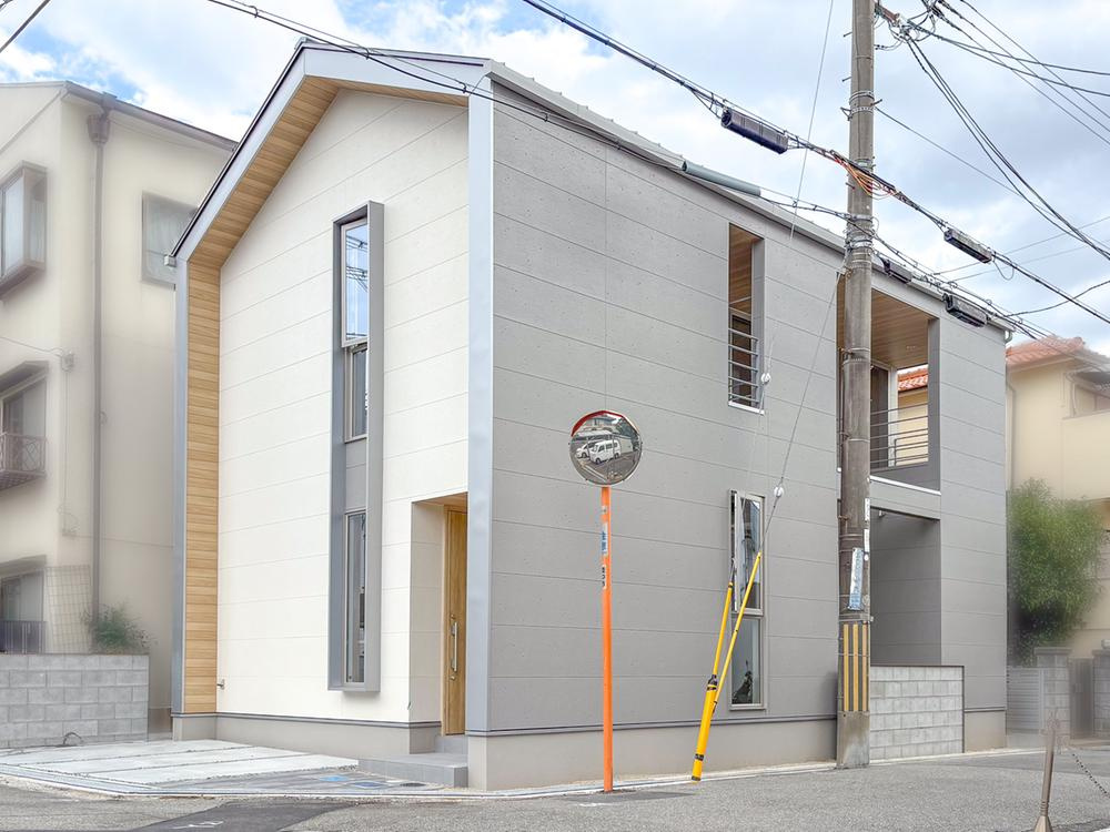 豊中市長興寺南3丁目　新築戸建の外観|おしゃれな外観です