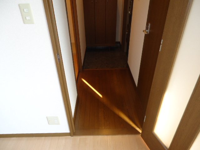 ロイヤルハイツ藤田の内装|廊下