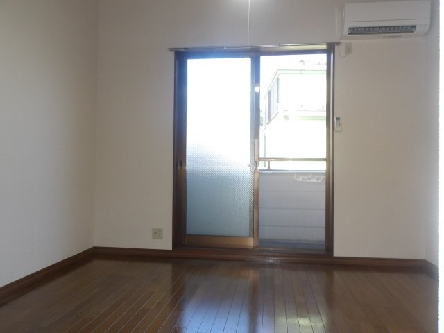 ヴィラＡの洋室|明るい洋室です