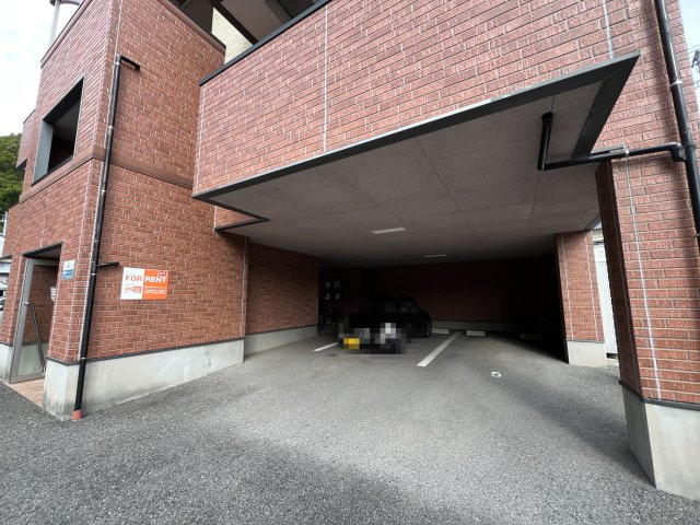 ヒルズビレッジの駐車場