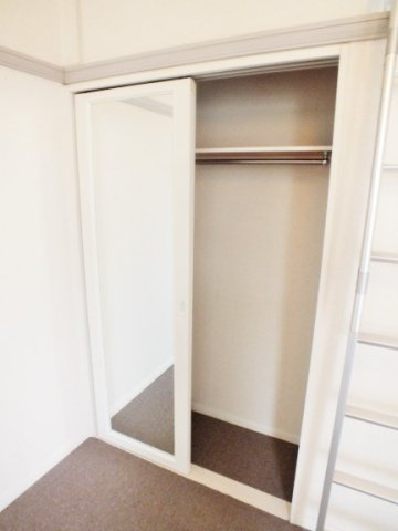 レオパレスＮ．Ｋの収納|姿見付き収納