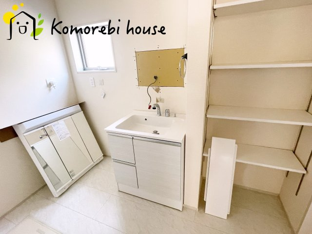 さいたま市西区佐知川　第２　新築一戸建て　リーブルガーデン　02の独立洗面台|独立洗面台で身支度をすべて済ませてしまいましょう