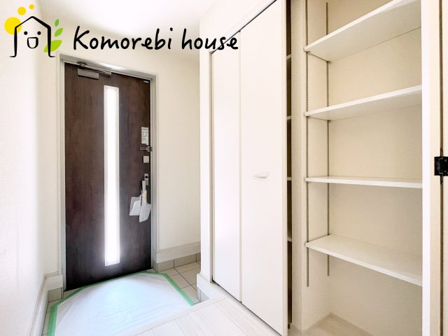 さいたま市西区佐知川　第２　新築一戸建て　リーブルガーデン　02の玄関|落ち着いた玄関です
