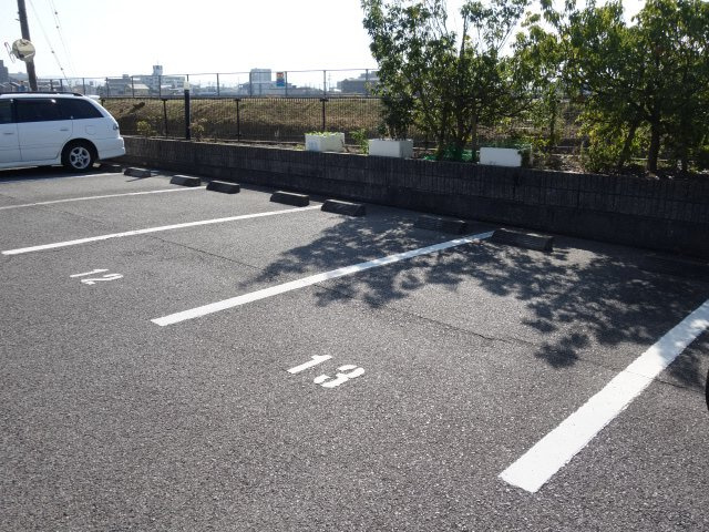 レオパレスフィールズＳＴＡＹの駐車場