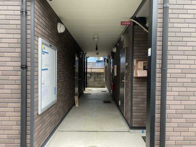 神戸市長田区寺池町１丁目のアパートの玄関