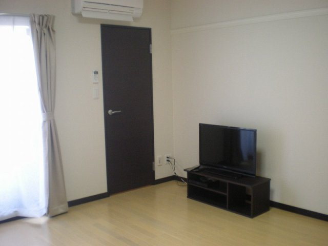 神戸市長田区寺池町１丁目のアパートの居間・リビング