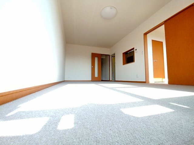 レオネクストわかばの居間・リビング|床：1階フローリング　2階カーペット