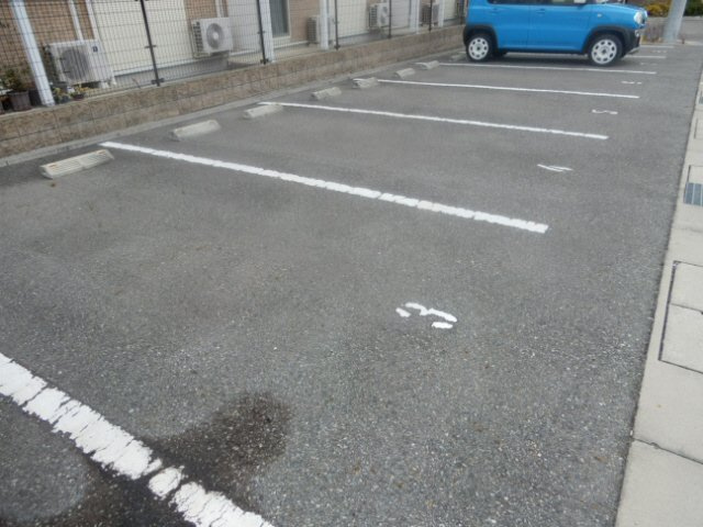 レオネクストわかばの駐車場