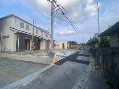 【前面道路含む現地写真】 | 読谷村長浜（全2棟）ラストB号棟 | ※南西側道路♪