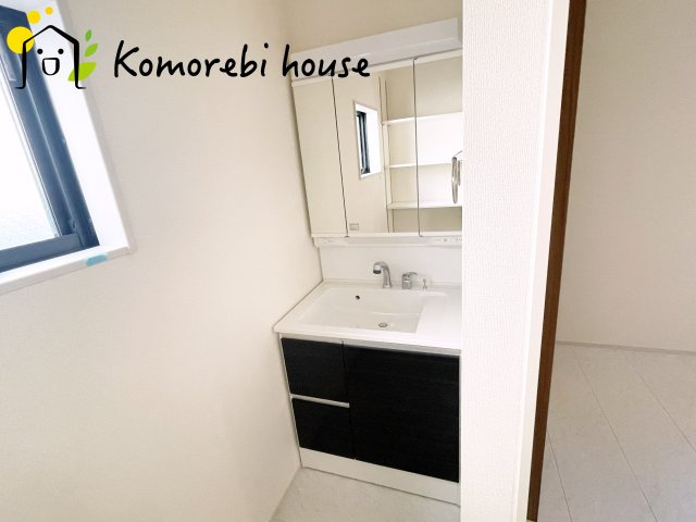 さいたま市西区佐知川　第２　新築一戸建て　リーブルガーデン　03の独立洗面台|朝の支度にも助かる、独立の洗髪洗面化粧台