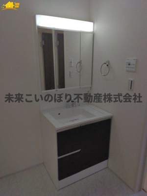 【独立洗面台】 | Livele Fine加須市南大桑2号棟 | 鏡の裏は収納になっています。
スッキリ収納ができます！