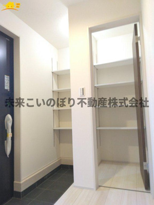 【玄関】 | Livele Fine加須市南大桑2号棟 | 内側から見た玄関はとても開放感があり、気持ちよくお出かけができます。
収納もしっかりあるので家族の靴をきちんと片づけておけます。