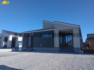 【駐車場】 | Livele Fine加須市南大桑2号棟 | 駐車スペースはゆとりのある2台以上確保されています。
車の運転が不安な方もゆっくり入出庫できるので安心です。