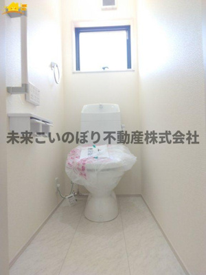 【トイレ】 | Livele Fine加須市南大桑2号棟 | シンプルな機能を搭載したトイレ。家族みんなが使う場所だからこそ清潔にこだわりたいですね。