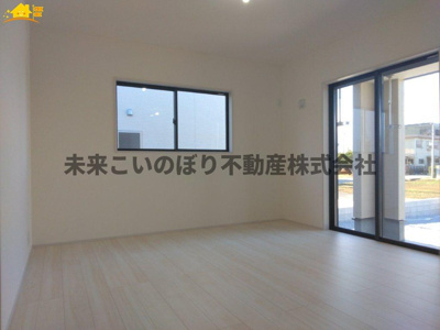 【居間・リビング】 | Livele Fine加須市南大桑2号棟 | 一日の中で多くの時間を過すことになるリビングダイニングだからこそ、いつも穏やかな空間であることが必然。爽やかな通風と採光を存分に感じる事が出来る空間です。