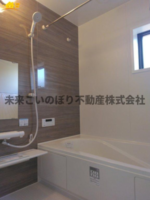 【浴室】 | Livele Fine加須市南大桑2号棟 | １坪サイズのバスルーム。浴室換気乾燥機を標準装備。乾きやすい床やお手入れのしやすい排水口など、いつも清潔にご使用いただけます。