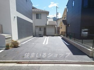 チコカメヤマの駐車場|敷地内の駐車場は縦列区画です