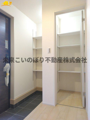 【玄関】 | Livele Fine加須市南大桑3号棟 | 内側から見た玄関はとても開放感があり、気持ちよくお出かけができます。
収納もしっかりあるので家族の靴をきちんと片づけておけます。