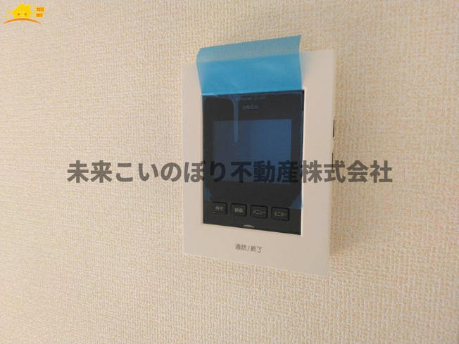 【防犯設備】 | Livele Fine加須市南大桑3号棟 | TVインターフォンは来訪者の確認にとても便利で安心です。
録画システム付きなので、留守時の確認も可能です。